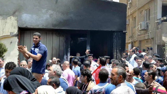 تقول حركة تمرد إنه كان هناك قناصة داخل المبنى، وإنهم استخدموا الرصاص الحي. ولم يصدر على الفور تعليق من جماعة الأخوان المسلمين.