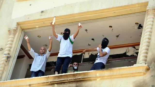 لم يصدر عن الشرطة أي تعليق على ماحدث في المقطم باستثناء إعلان عدد القتلى والمصابين.