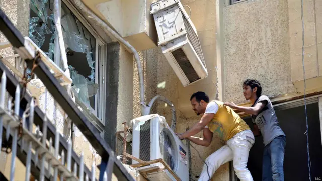 أعمال السلب والنهب تشبه تلك التي تعرض لها أحد فنادق وسط القاهرة منذ شهور، مقر الحزب الوطني المنحل في أثناء ثورة 25 يناير عام 2011.
