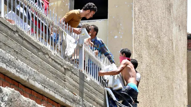 حركة تمرد اعتبرت، في تغريدة على تويتر موجهة إلى من وصفتهم بالمتظاهرين عند مقر الأخوان، أن "المقطم وجميع المبانى الحكومية لا تساوى قطرة من دمك".