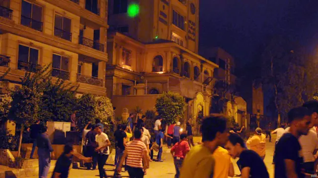 لم يكن هناك وجود للشرطة لحماية المقر. وتقول التقارير إن حراس الجماعة كانوا يتولون تأمين المبنى.