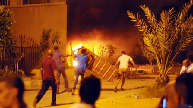 بعد الهجوم على المبنى، تعرضت محتوياته للنهب.