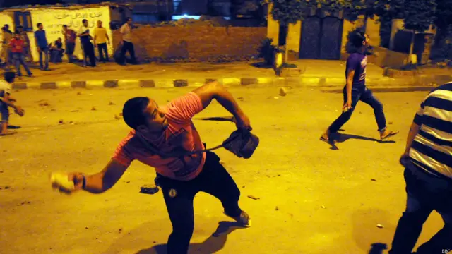 بدأت الاشتباكات مساء الأحد أمام المقر العام للأخوان المسلمين في حي المقطم في القاهرة.