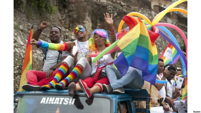 गे परेड, समलैंगिक