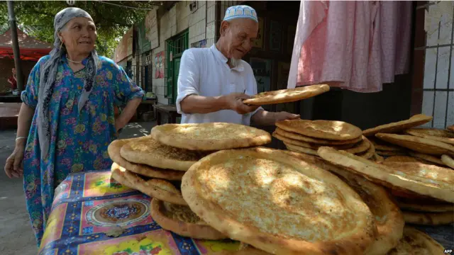 Мусулмон уйғурлар бугун Шинжон-Уйғуристони аҳолисининг 45% ташкил этади. Хитой ҳукумати кўплаб хан-хитойларни кўчириб келиш сиёсати боис уйғурлар ўз юртида камчиликка айланиб қолган. 