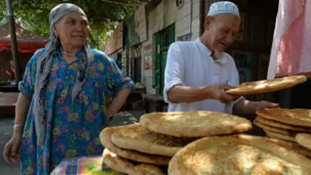 Маданий жиҳатдан ўзбекларга яқин уйғурлар Хитой ҳукумати учун бошоғриқдир
