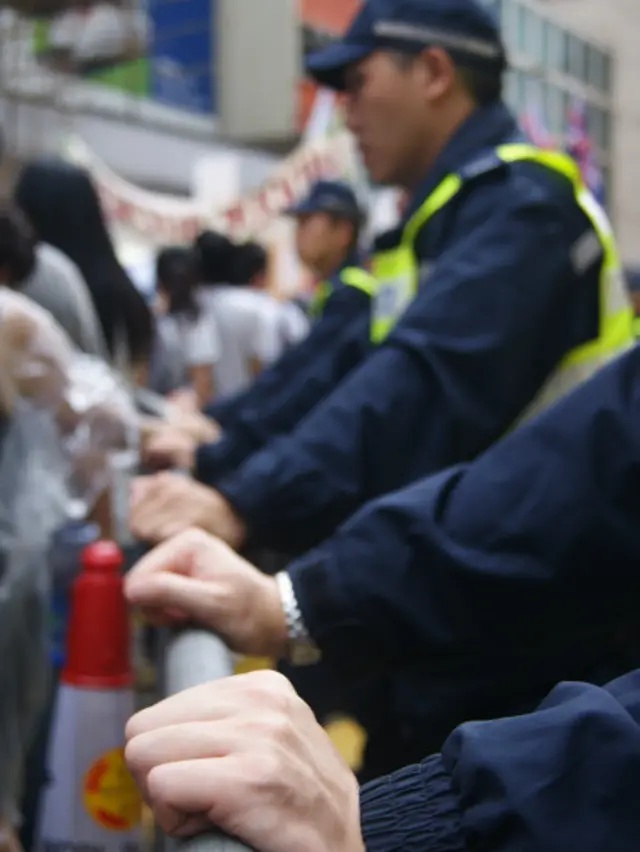 批评警方妨碍游行