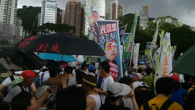 游行途中下大雨