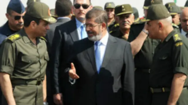 مصری فوج کے سربراہ نے کہا کہ اگر اڑتالیس گھنٹوں میں معاملات حل نہ ہوئے تو فوج ’روڈ میپ‘ مہیا کرے گی