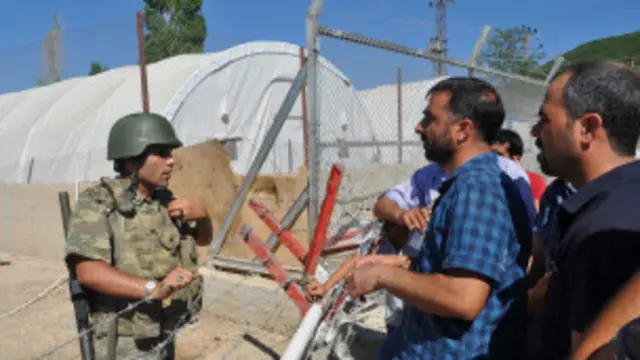 Lice'de Kürt köylüler askerle tartışıyor