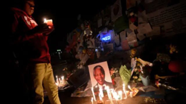 يعتصم العديد من الافارقة الجنوبيين أمام المستشفى الذي يرقد فيه مانديلا