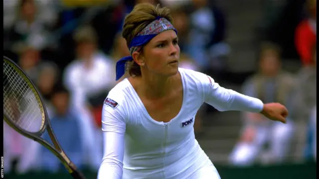 अपने वक़्त के फ़ैशन से प्रेरित अमरीकन खिलाड़ी एनी व्हाइट 1985 में कोर्ट में पूरी तरह सफ़ेद स्किन टाइट जंपसूट पहनकर पहुंची थीं. सूट के साथ ही जुड़े लैग वार्मर थे. इसमें ताज्जुब नहीं कि यह ऑल इंग्लैंड क्लब के नियमों के ख़िलाफ़ था. (फोटो:गैटी)