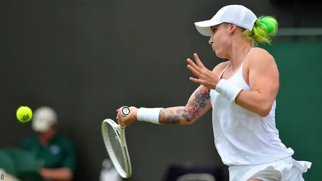 विंबलडन नियमों में कहीं भी ये नहीं कहा गया है कि शरीर पर गुदे टैटू कितने दिखने चाहिए. इस साल के मैच के दौरान दर्शकों को अमरीकन खिलाड़ी बेथैनी मैटेक सैंड्स की बांह पर गुदे टैटू देखने को मिले. (फोटो:एएफ़पी)