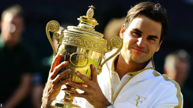 फ़ैडरर पहले-पहल विंबलडन के नियमों से तब रू-ब-रू हुए जब वो 2009 में क्रीम रंग की सोने की कढ़ाई वाली अपनी जैकेट मैच खेलने के लिए साथ ले आए थे. (फोटो:एएफ़पी)