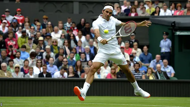 सात बार विंबलडन चैंपियन रहे रॉजर फ़ैडरर को कहा गया था कि वो अपने पीले रंग के तले वाले जूते नहीं पहन सकते. उन पर आरोप लगा था कि उन्होंने ऑल इंग्लैंड क्लब का मशहूर ऑल व्हाइट ड्रेस कोड तोड़ा था. (फोटो:एएफ़पी)