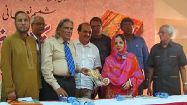 عالیہ لودھی نے نکہت زار کا نسخہ پروفیسر سحر انصاری کو پیش کیا