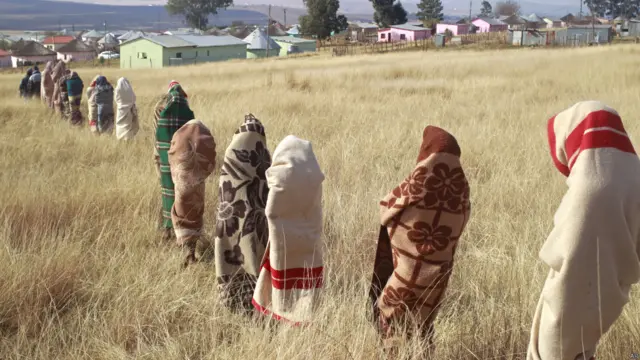 ईस्टर्न केप राज्य में नेल्सन मंडेला के गांव कुनु के पास भी सामूहिक ख़तना के ऐसे आयोजन होते हैं. इसमें शामिल होने के लिए युवक कंबल ओढ़कर और चेहरे पर एक ख़ास तरह का लेप लगाकर जाते हैं.