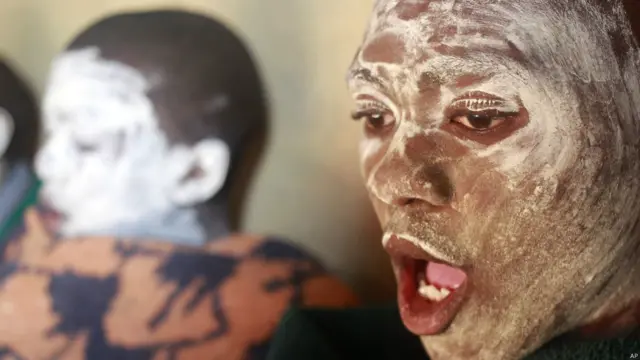 खोसा समुदाय के ये युवक सामूहिक ख़तना के लिए गाना गाते हुए जाते हैं.