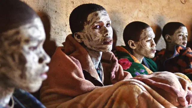 खेतों से होते हुए ये युवक एक घर में पहुँचते हैं, जहाँ उनका ख़तना किया जाता है.