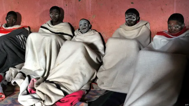 ख़तना के दौरान कई बार युवकों की मौत भी हो जाती है. पुलिस के अनुसार इस साल मई में पूर्वोत्तर राज्य मपुमालांग में ख़तना समारोहों के दौरान 23 युवकों की मौत हो गई थी.