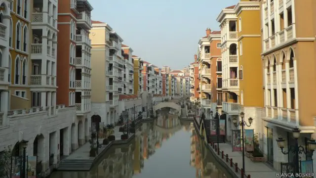 इटली के वैनिस की झलक भी चीन के नकली शहरों में मिलती है