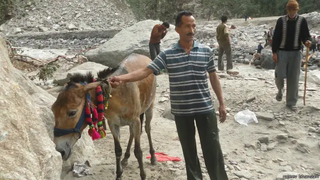 विक्रम पेशे से टैक्सी ड्राइवर हैं