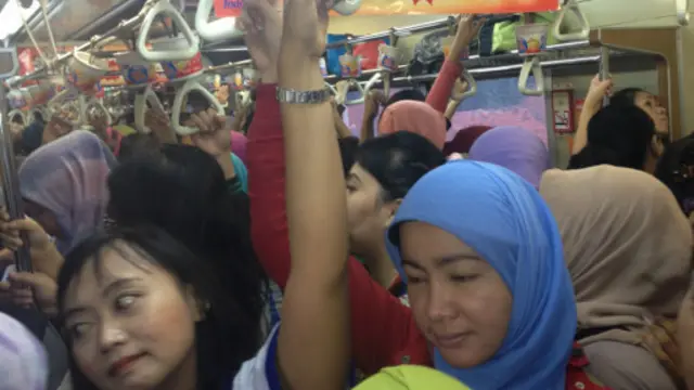 Menumpang kereta merupakan salah satu opsi penduduk pinggiran Jakarta untuk mencapai pusat kota.