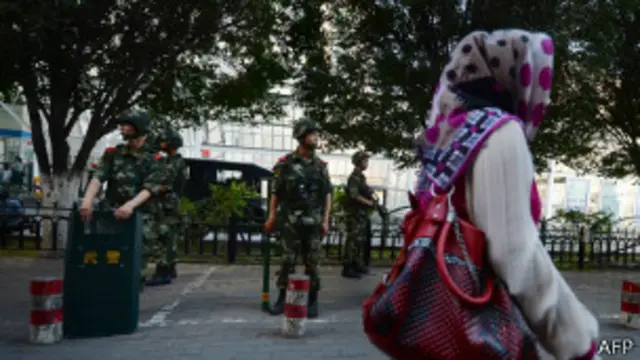 Фаолларга кўра, мусулмон оилаларга эркакларнинг соқол қўйгани, аёлларнинг рўмолга ўрангани учун босимлар кўпайиб бораяпти.