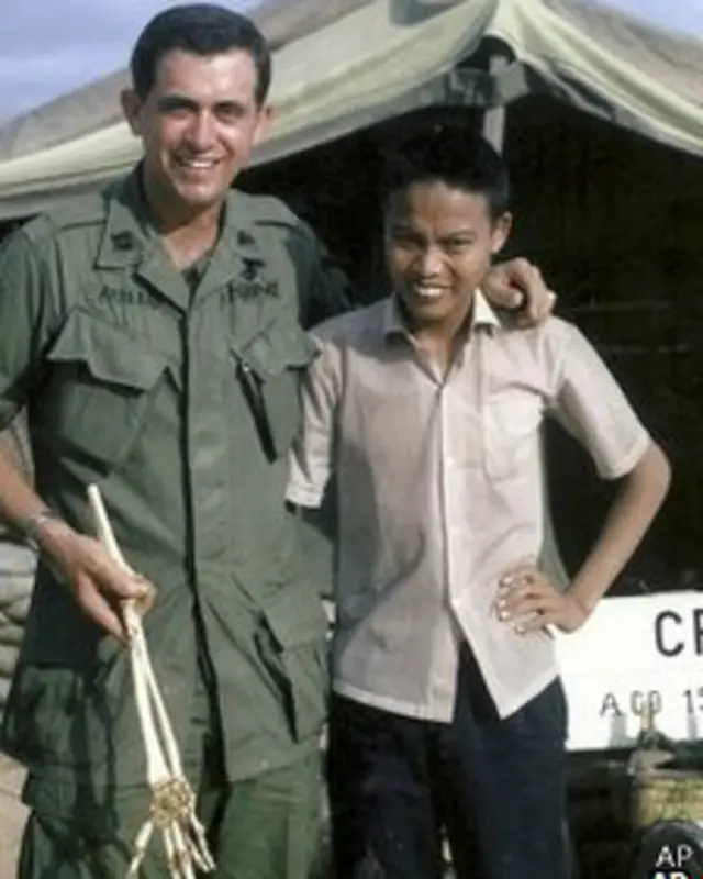 1966 में एनगुएन कांग हुंग और डॉक्टर सैम एक्सलराड