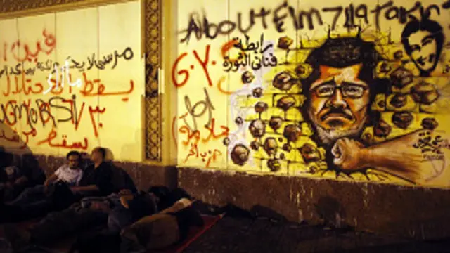 Manifestantes acampam em frente a parede grafitada do Palácio Presidencial egípcio, no Cairo (AFP - Getty Images)