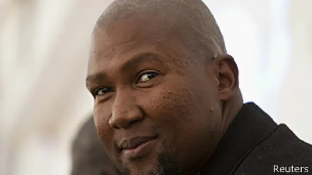 मंडला मंडेला पर शवों को क़ब्र से हटाने के आरोप हैं.