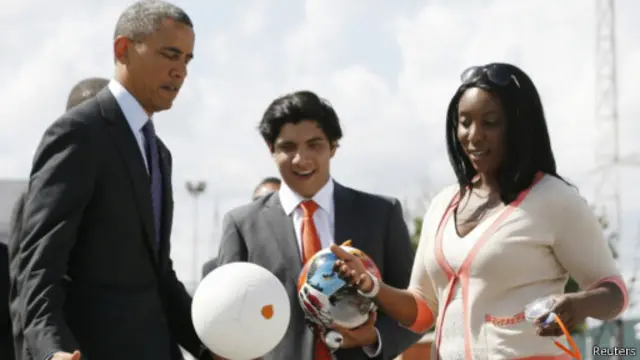 Obama dengan soccket ball