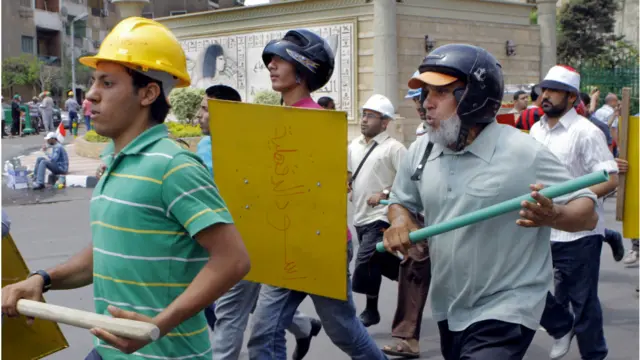 穆爾西的支持者面對反對派抗議也採取針鋒相對的姿態，他們在Rabia el-Adawiya清真寺外手持棍棒和盾牌進行演練。