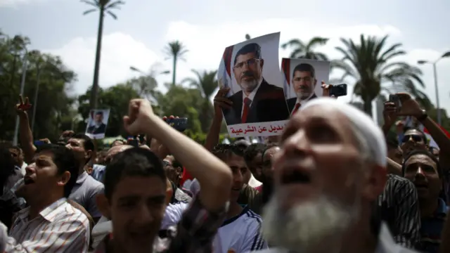 埃及總統穆爾西的支持者在開羅大學外面高喊口號抗議示威。此前埃及軍方發出最後通牒，要總統和反對派盡快達成協議，否則軍方將進行干預。
