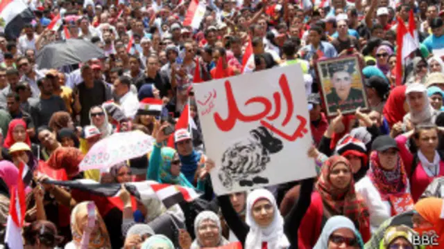 تستمر المظاهرات المطالبة إجراء انتخابات رئاسية مبكرة. 