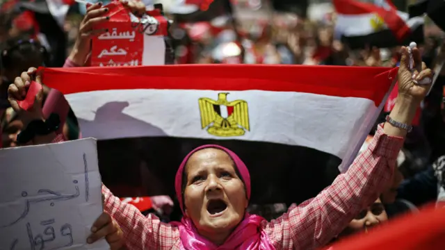 反對埃及總統穆爾西的抗議者在開羅解放廣場這個埃及革命的最初發生地高舉埃及國旗，要求穆爾西下台。