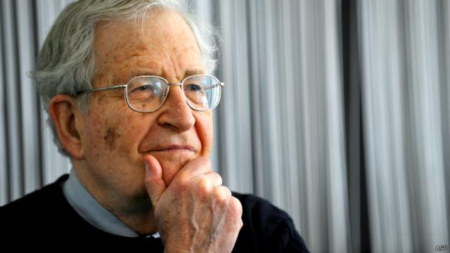 Noam Chomsky (foto de archivo)