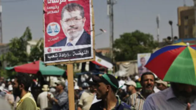 د ولسمشر مرسي ځينو ناندره ييزه پرېکړو ته په کتو داسې معلومېده چې د واکمنۍ پوره تجربه نه لري