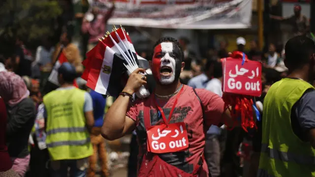 حزب اختلاف کی تحریک تمرد یعنی’باغی‘ نے صدر مرسی کو مقامی وقت کے مطابق منگل کی شام پانچ بجے تک کی مہلت دیتے ہوئے کہا تھا کہ اگر صدر مرسی اقتدار سے الگ نہیں ہوئے تو ان کے خلاف سول نافرمانی کی تحریک چلائی جائے گی