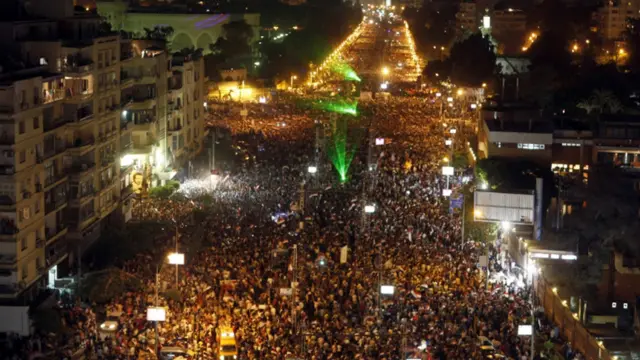 یہ الٹی میٹم پیر کو جاری کیا گیا تھا اس کے بعد مصری فوج نے خبردار کیا تھا کہ اگر حکومت اور اس کے مخالفین ’عوام کے مطالبات‘ ماننے میں ناکام رہے تو فوج مداخلت کرے گی