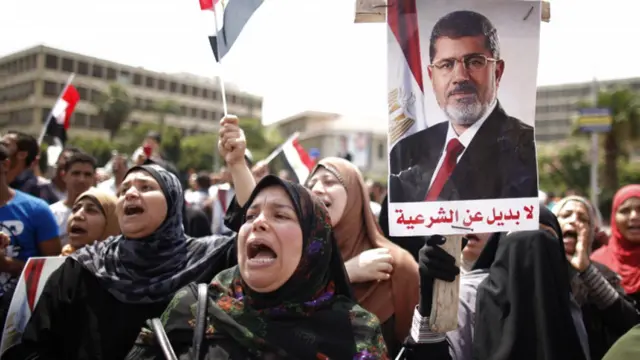 مصر میں احتجاجی گروپ کی جانب سے صدر مرسی کو اقتدار چھوڑنے کی مہلت ختم ہونے سے پہلے ہی صدر کے حامی اور مخالفین دارالحکومت قاہرہ میں جمع ہونا شروع ہو گئے ہیں