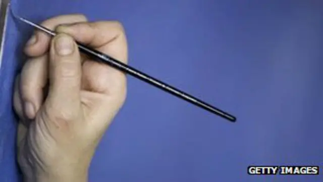 Una mano con un pincel