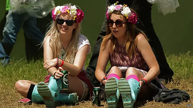 Dos jóvenes en el parque