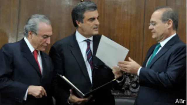 Vice-presidente Michel Temer e ministro da Justiça, José Eduardo Cardozo, entegam propostas a Renan Calheiros (à dir.) Foto - Antônio Cruz/ABr