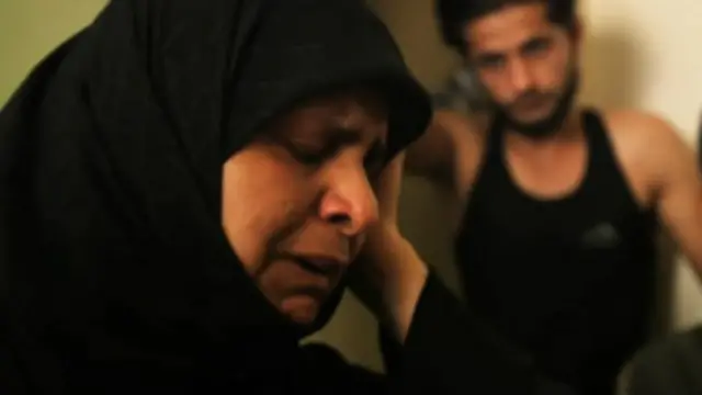 मां रोकती रही लेकिन उसके सामने ही बेटे को गोलियां मार दी गईं.