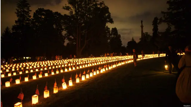अमरीका के गृहयुद्धों में सबसे अहम माने जाने वाली गैटीसबर्ग की लड़ाई की 150वीं वर्षगांठ के मौक़े पर आयोजित एक नाटक में ब्लू ग्रे एलायंस के आठ हजार कलाकारों ने हिस्सा लिया. इसका आयोजन इस साल 30 जून को किया गया.