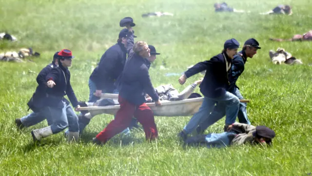 इस लड़ाई में घायल हुए लोगों को चिकित्सा कोर के कर्मचारी स्ट्रेचर पर उठाकर लड़ाई के मैदान से बाहर ले गए.