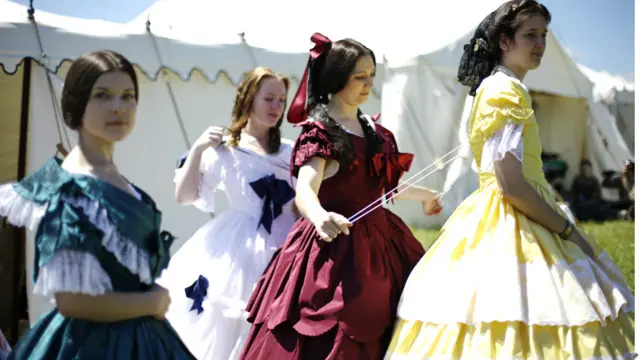 इस लडाई में महिलाओं ने भी बाग लिया. युद्ध में जाने से पहले तैयार होतीं महिला कलाकार.