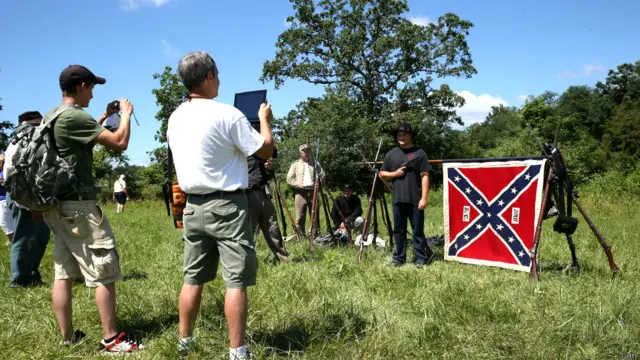 नाटक को देखने पहुंचे लोग इस यादगार लम्हे को अपने कैमरे में क़ैद करना नहीं भूले.