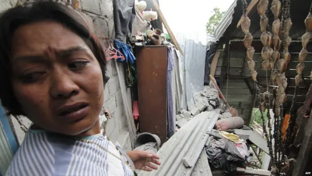 Warga di rumah yang rusak